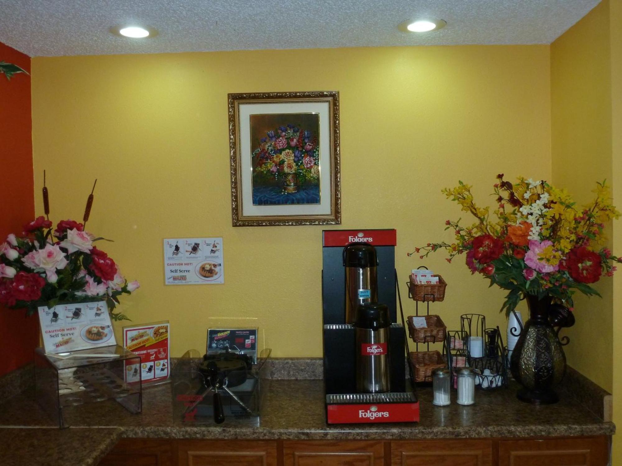 Redwood Inn - White Hall Restaurant photo