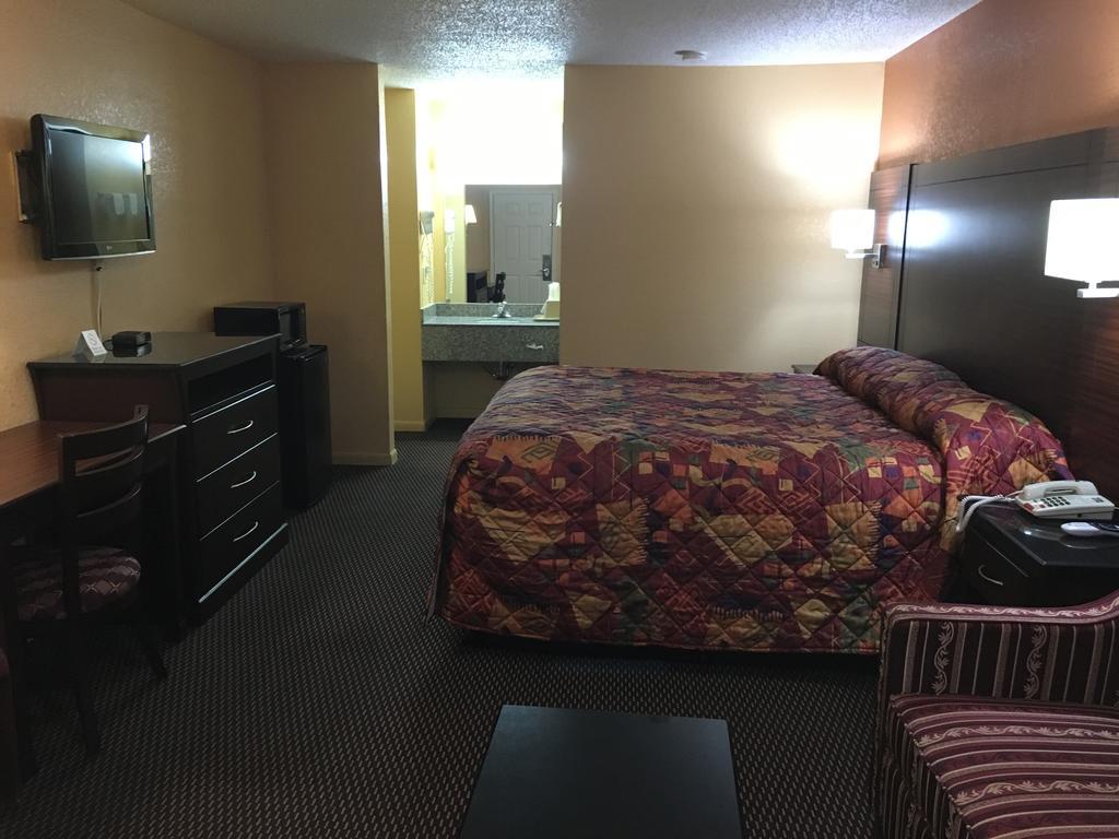 Redwood Inn - White Hall Room photo