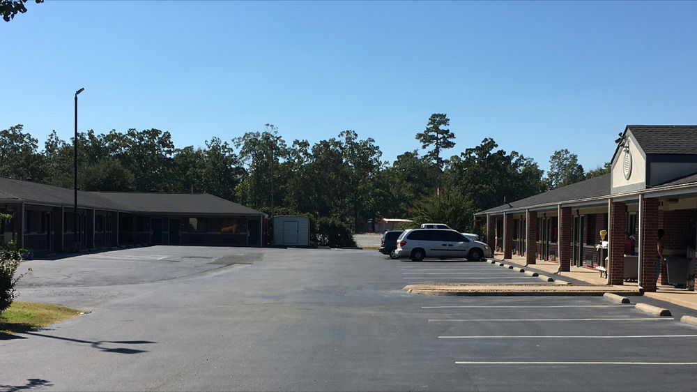 Redwood Inn - White Hall Exterior photo